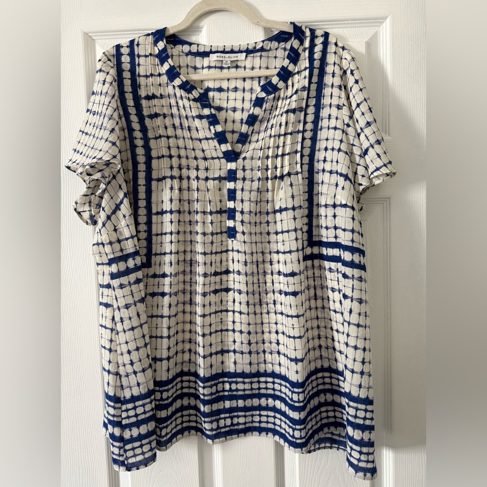 Rose & Olive 2X blue and white floral top 💙🤍 good used condition